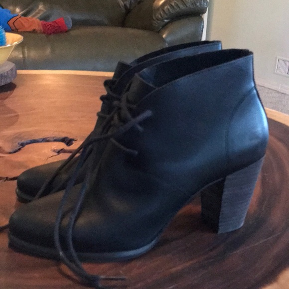 Size 8 ugg leather women’s heeled bootie - Picture 1 of 6